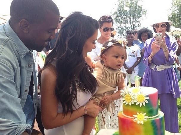 Aunque no lo parezca, esta familia se ve muy feliz.