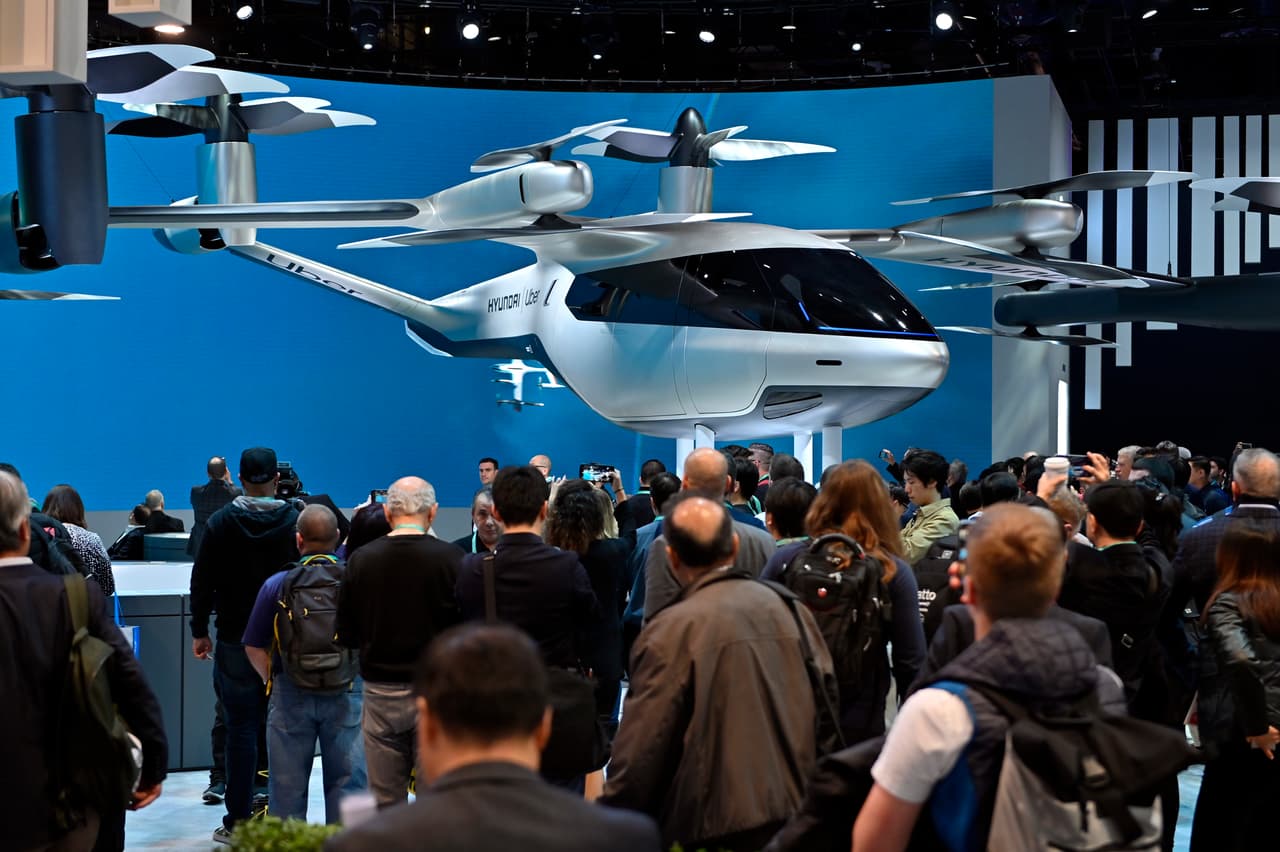 <b>El taxi volador Uber Hyundai.</b> Un acuerdo entre la automotriz surcoreana y el servicio de transporte permitirá a los pasajeros desplazarse de un punto a otro por vía aérea. Hyundai se encargará de la fabricación de estos vehículos, mientras que Uber aportará la logística para que el servicio pueda operar, conectar a los pilotos con los pasajeros y gestionar la llegada y recogida de los usuarios.