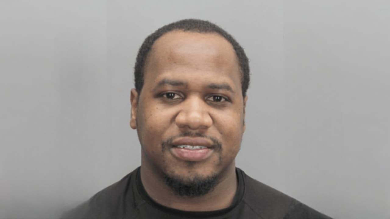 Arrestan a asistente educativo por presunto abuso a dos estudiantes en secundaria de Virginia