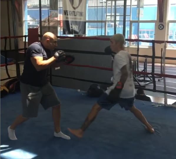 Justin Bieber es un aficionado del boxeo. En su 
<b><a href="https://www.instagram.com/justinbieber/" target="_blank">cuenta de Instagram</a></b> existen videos y fotos en los que se le ve entrenando sobre el cuadrilátero. De hecho, en algunas aparece el famoso boxeador 
<b><a href="https://www.univision.com/famosos/floyd-mayweather-pregunta-cuanto-dinero-hay-y-nosotros-sacamos-las-cuentas-y-nos-sale-mucho-video">Floyd Mayweather</a></b> como entrenador del cantante.