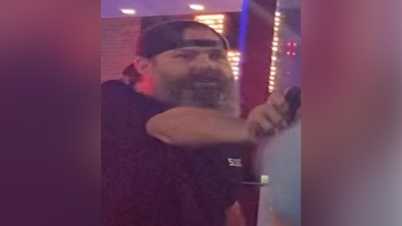 Buscan identificar a sospechoso de golpear y morder la oreja a una persona en Houston