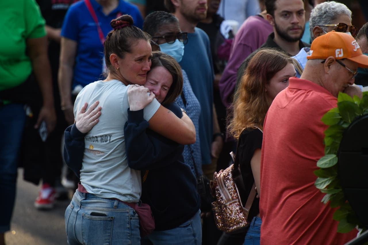 <h2 class="cms-H2-H2">8. Tiroteo en Hedingham (Raleigh, Carolina del Norte)</h2>
<br>
<br>➡️
<b> Fecha:</b> 13 de octubre de 2022.
<br>
<br>➡️ 
<b>Número de víctimas mortales:</b> Cinco.
<br>
<br>➡️ 
<b>¿Qué fue lo que ocurrió? </b>Un menor de 15 años, identificado como Austin Thompson, 
<a href="https://www.univision.com/noticias/estados-unidos/tiroteo-muertos-heridos-raleigh-carolina-del-norte-1">abrió fuego en un vecindario de Hedingham</a>, donde él mismo vivía. Entre los fallecidos está su propio hermano, James, de 16 años. 
<br>
<br>➡️ 
<b>¿Quiénes eran las víctimas? </b>Nicole Connors, de 52 años, Susan Karnatz, de 49, Mary Marshall, de 35, el policía fuera de servicio Gabriel Torres, de 29, y James Thompson, de 16 años.
<br>
<br>➡️ 
<b>Arma utilizada: </b>Rifle de caza y pistola semiautomática.
<br>