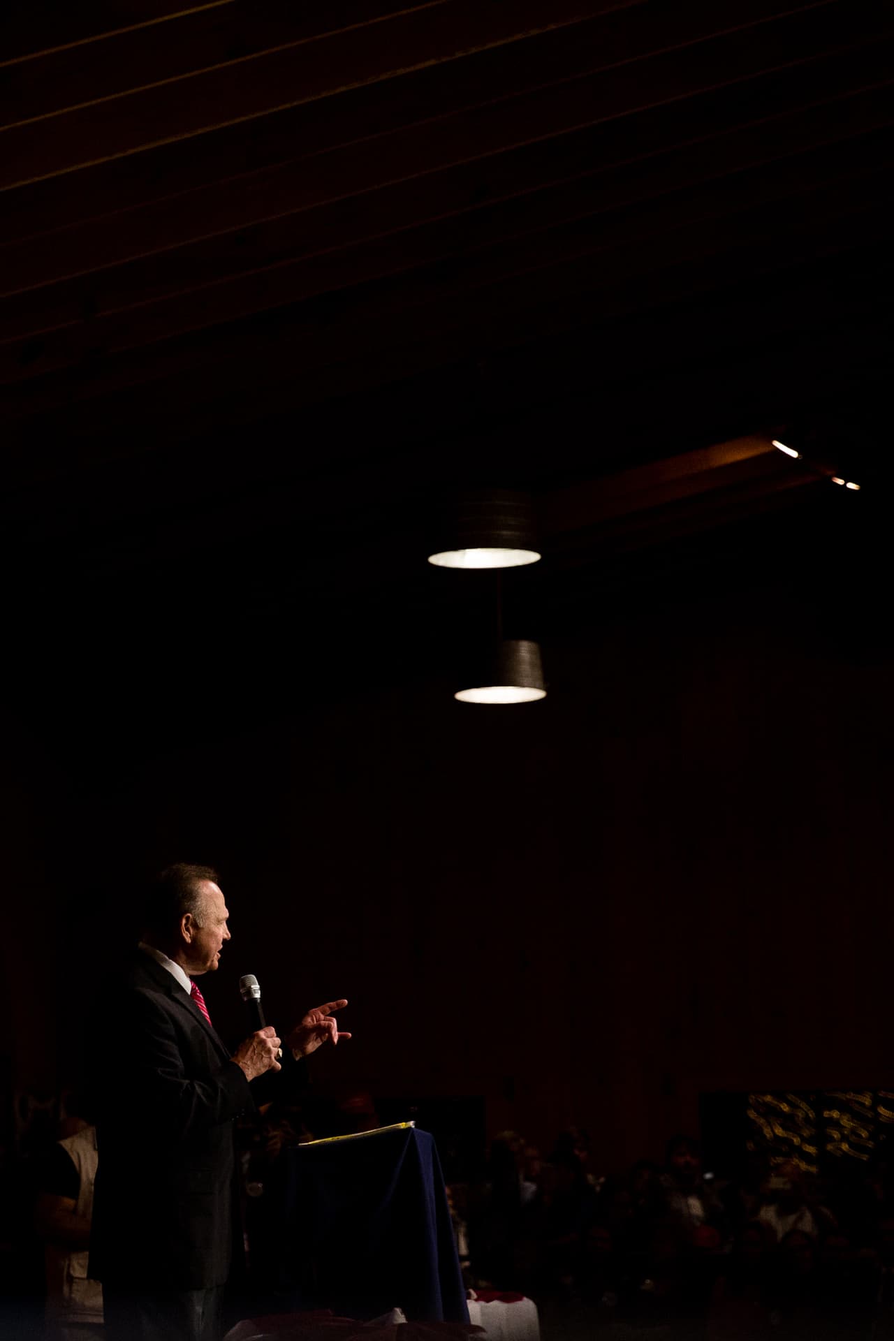 Moore esquivó las acusaciones de acoso y se dedicó a hablar contra el matrimonio de personas del mismo sexo y la presencia de transexuales en el ejército.