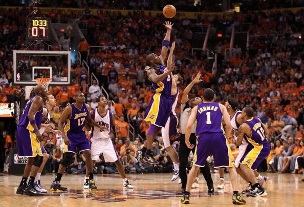 Kobe Bryant # 24 de Los Angeles Lakers alcanza una pelota de salto contra los Phoenix Suns durante el Juego Cuatro de las finales de la Conferencia Oeste de los Playoffs de la NBA 2010 en el US Airways Center el 25 de mayo de 2010 en Phoenix, Arizona. Los Suns derrotaron a los Lakers 115-106.
<br>