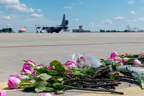 Los restos de las víctimas llegaron en un avión Hércules y un Boeing. Aterrizaron en la base aérea de Eindhoven.