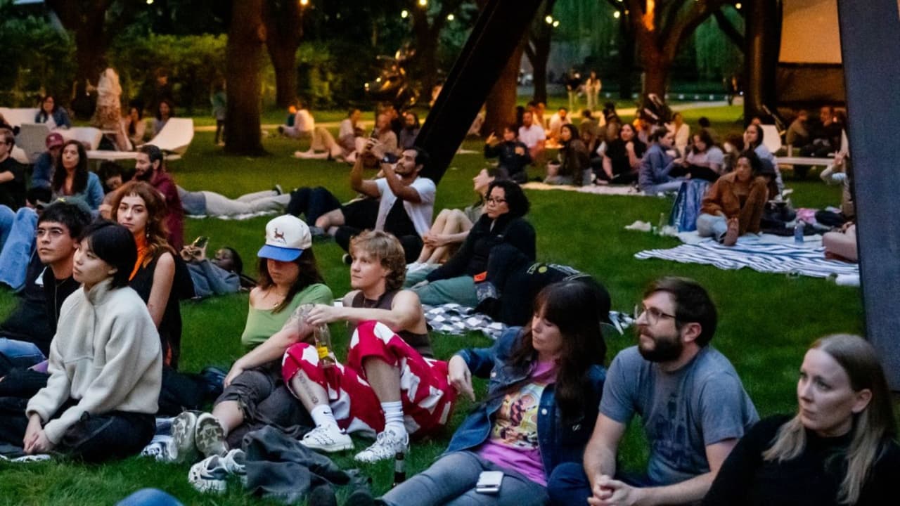 <h3 class="cms-H3-H3">🎬 Cine al aire libre con arte alrededor</h3>
<br>Cuando cae la noche, las proyecciones comienzan. 
<b>El jardín se convierte en sala de cine y cada mes la cartelera cambia</b>. Trae tu manta, siéntate entre esculturas y 
<b>disfruta del séptimo arte rodeado de arte real.</b>