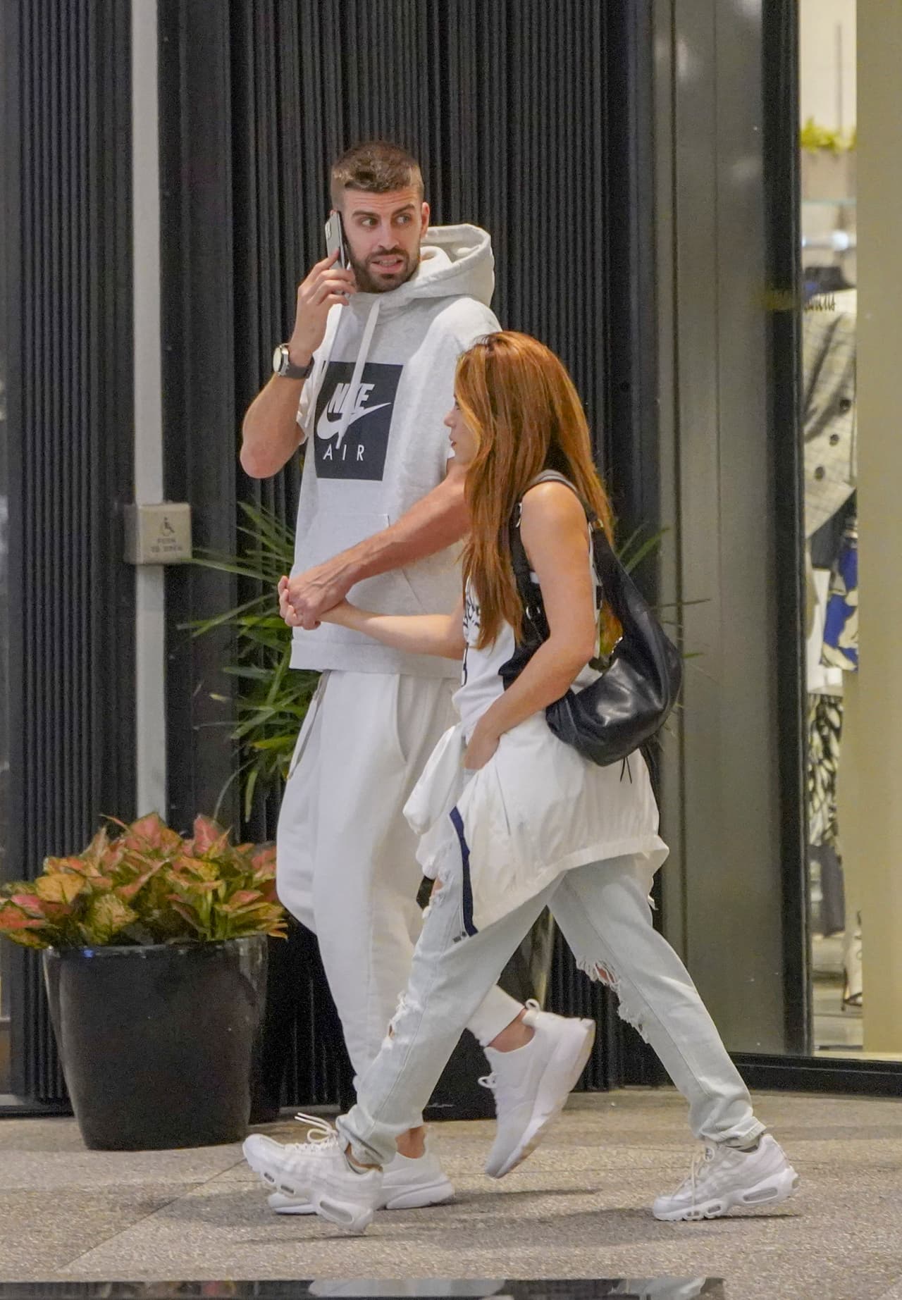 En esta salida, 
<b><a href="https://www.univision.com/famosos/shakira-cuenta-que-es-lo-peor-de-su-vida-familiar-dos-padres-famosos-y-dos-hijos-que-a-veces-padecen-su-fama-fotos">sus hijos, Milan y Sasha,</a></b> de 6 y 4 años respectivamente, no los acompañaron.