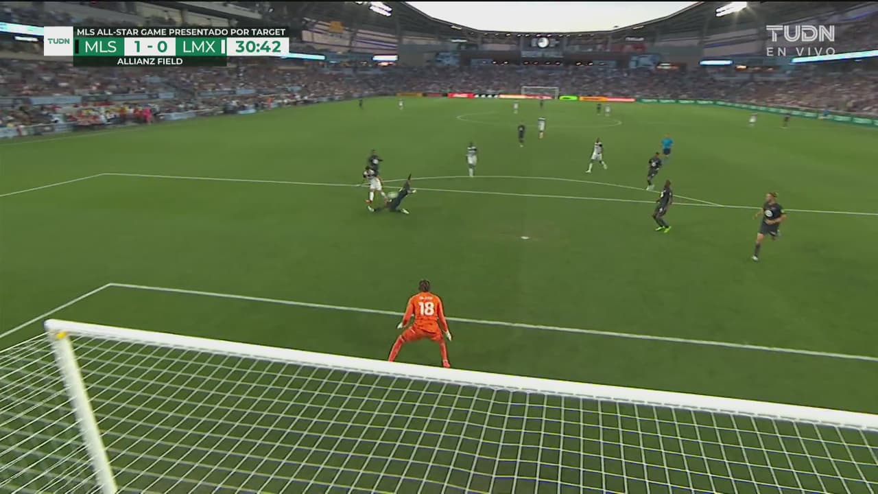 ¿En qué pensaba? Beltrán saca disparo sin dirección de portería