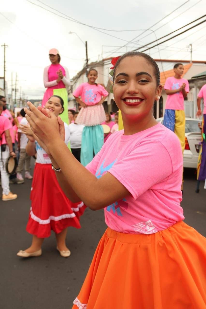 Niños con pancartas en manos vitoreaban “no al cáncer”, otros grupos cantaban estribillos al son del bomba y plena.