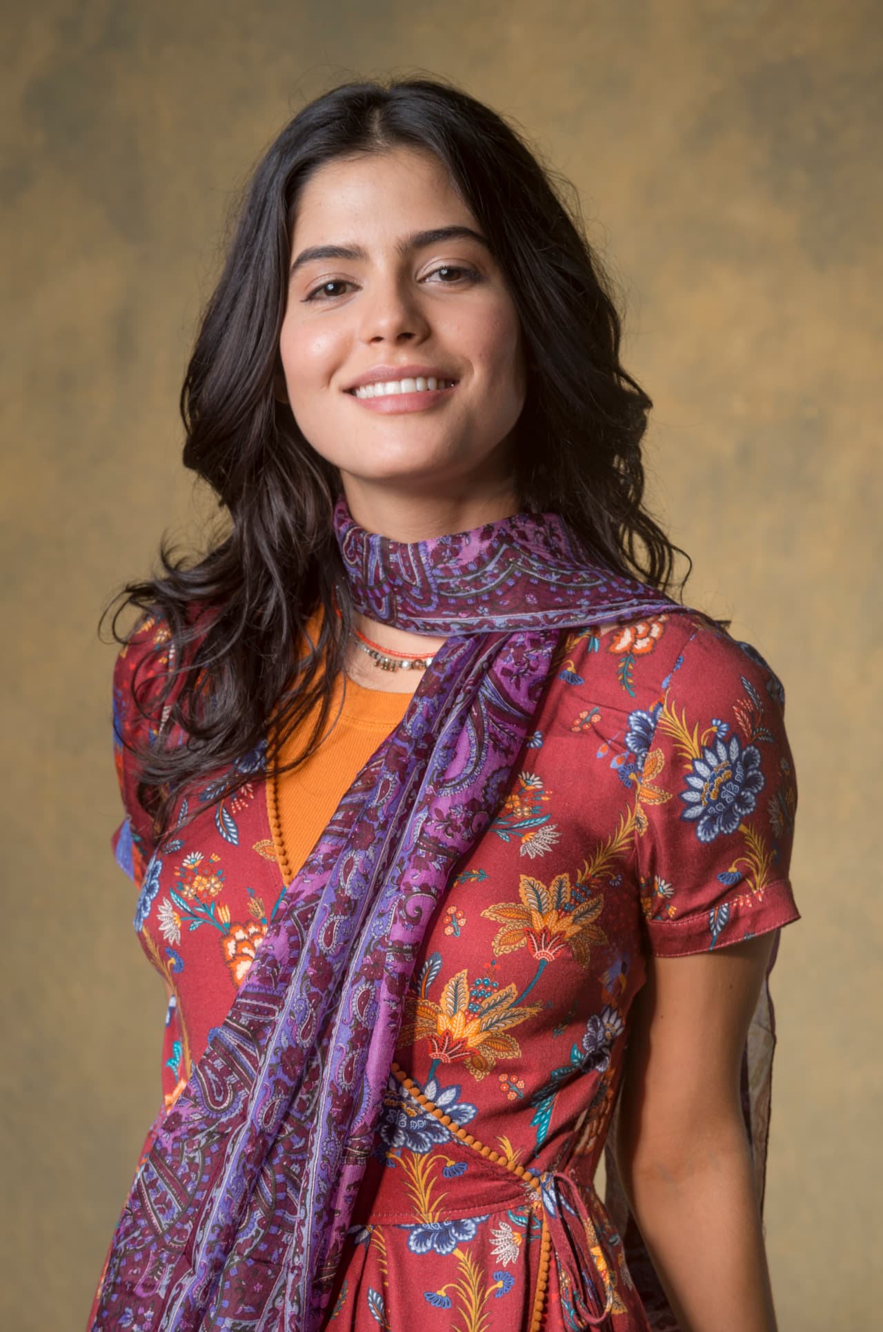 Ella es Julia Dalavia, la actriz brasileña protagonista de Huérfanos de su Tierra