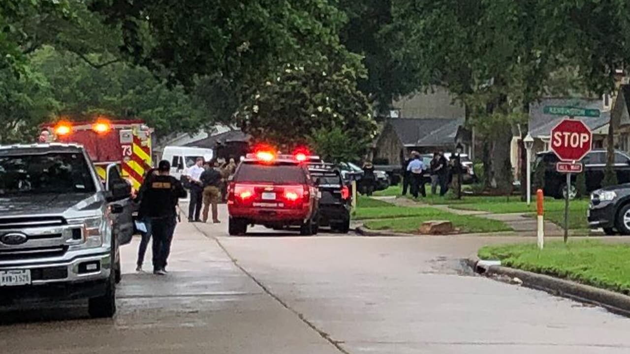 De acuerdo a la 
<b><a href="https://twitter.com/houstonpolice/status/1388183787599810560" target="_blank">policía de Houston</a></b> se lograron rescatar por lo menos 90 personas.