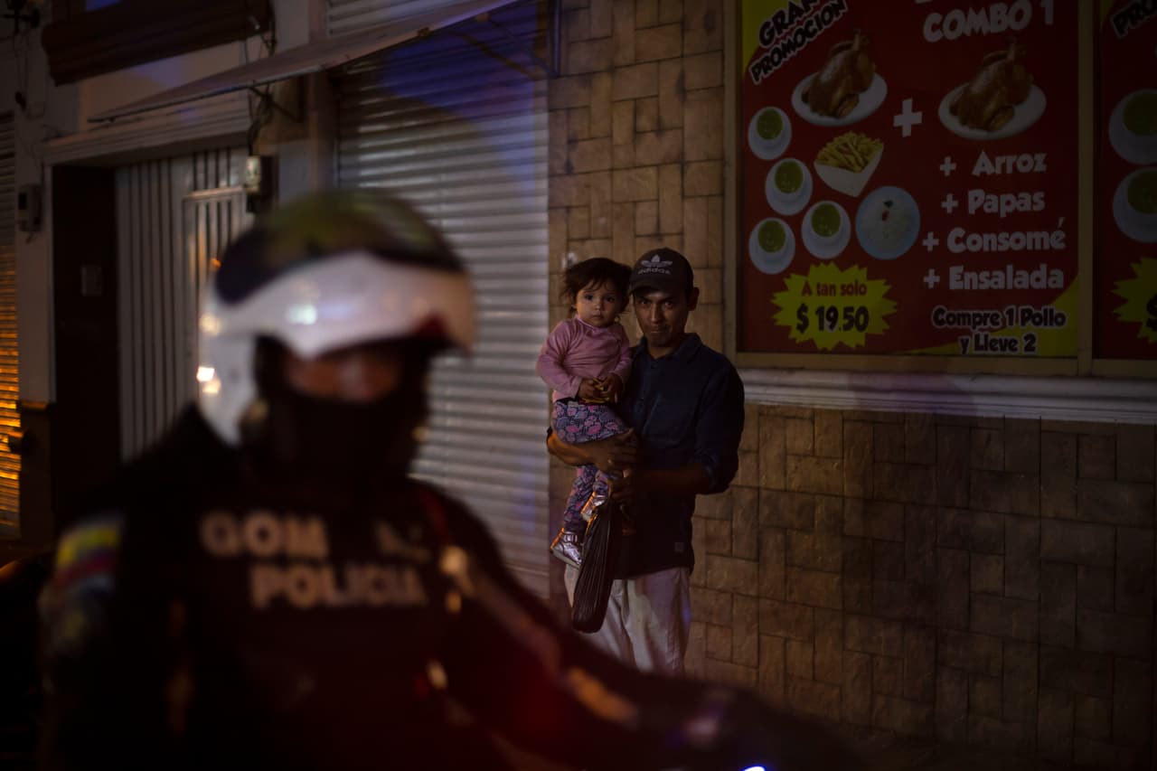 La Policía acompaña a los manifestantes, ante el posible encuentro con venezolanos.