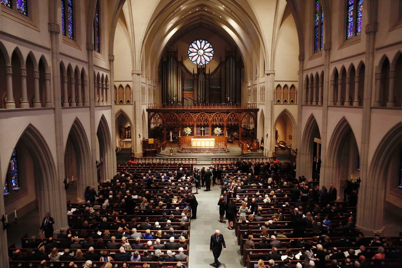 "Dirigiéndome a la Casa Blanca del sur (Mar-a-Lago) para ver el servicio fúnebre de Barbara Bush. La Primera Dama Melania ha llegado a Houston para presentar nuestros respetos. ¡Será un hermoso día!", tuiteó Donald Trump.