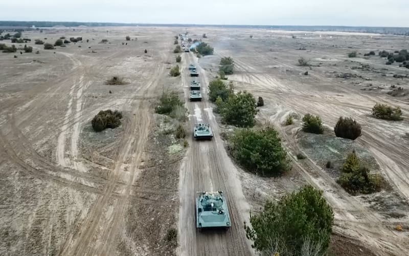 En la fotografía se ve un despliegue de vehículos de infantería BMP-2. En total,
<b>Rusia ya tiene 100,000 tropas cerca de la frontera con Ucrania</b> y ha emprendido movimientos como este en Bielorrusia que aumentan el temor a una invasión inminente.