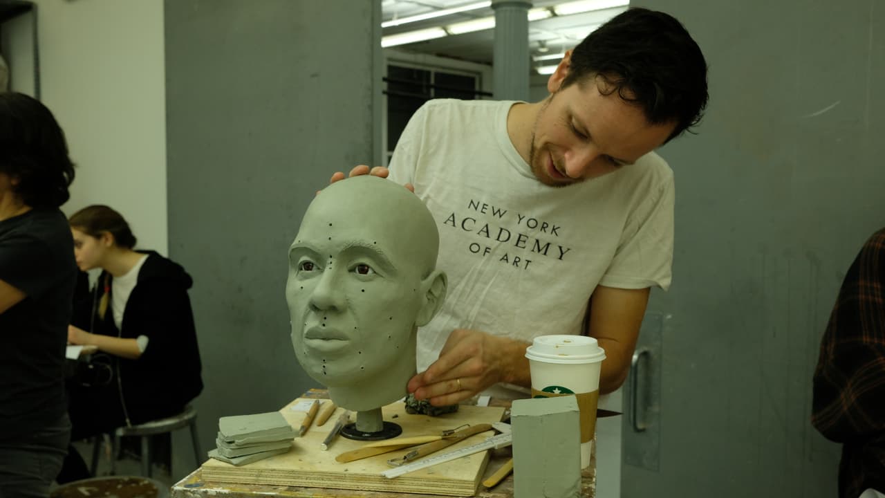 Un artista trabaja en el cránero de uno de los inmigrantes no identificados.