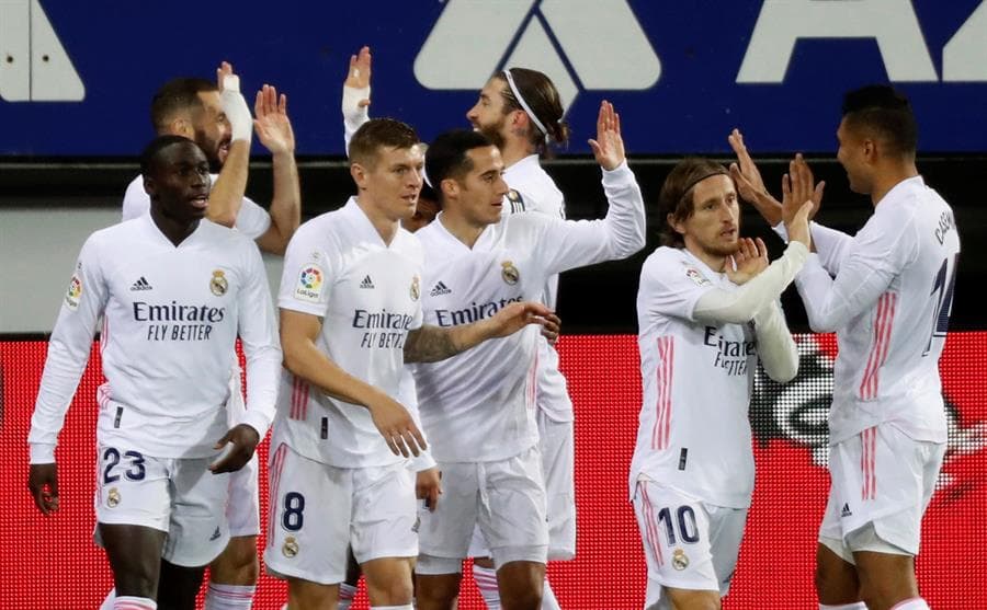 Real Madrid se impone ante el Eibar 3-1 en la Jornada 14 de LaLiga. Karim Benzemá abrió el marcador al minuto 6, cuando seguido cayó el gol de su compañero Luka Modric. Kike García, al minuto 28, anotaba el único tanto para los 'Armeros' y es hasta el minuto 92 cuando Lucas Vázquez pone la cereza en el pastel para el triunfo del equipo merengue.