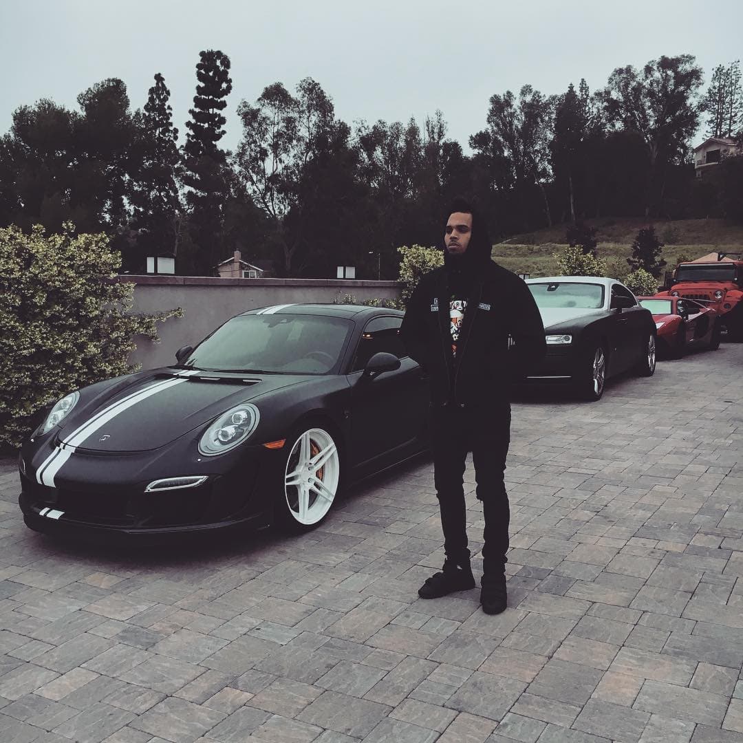 Pero también para alojar a otros modelos de su colección, como este Porsche 911 y un Rolls Royce Wraith. Esta foto fue publicada en el Instagram de Chris Brown en abril de 2016.