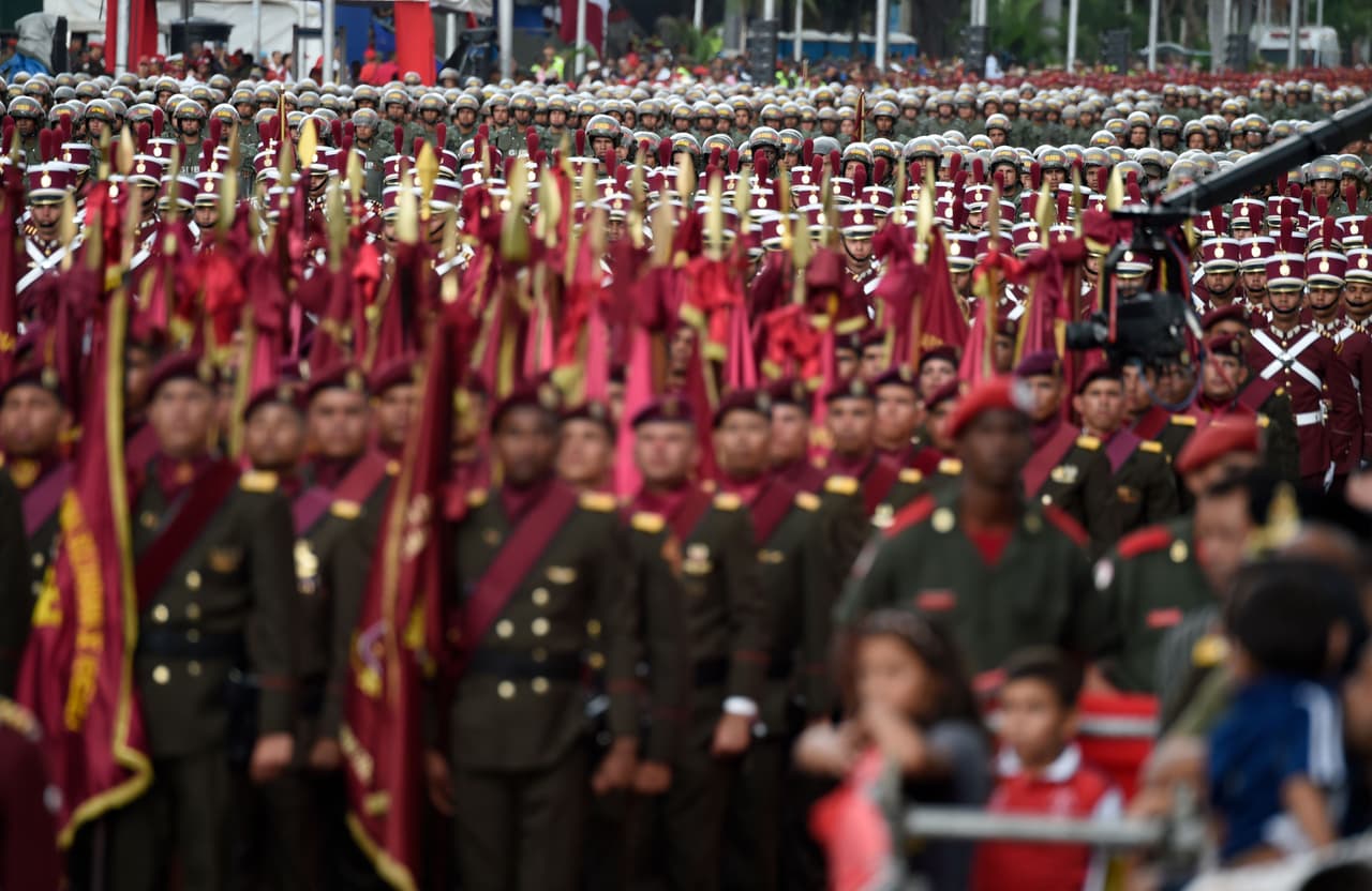 Imagen tomada durante una ceremonia. El desfile se desarmó y se transformó en una estampida hacia un costado de la avenida por la que circulaban.