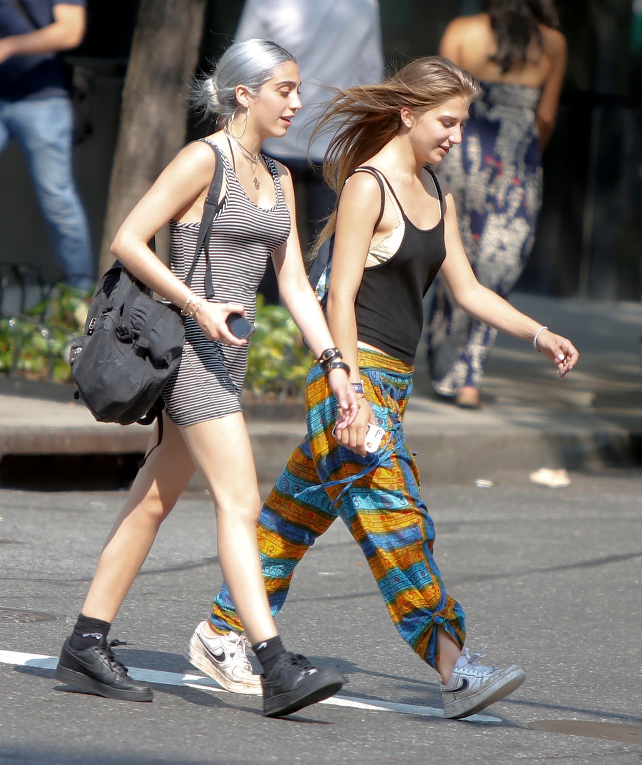 Con el cabello recogido de esa manera pareciera que vemos a una ancianita pero Lourdes sabe que el 'grey hair' es todo menos eso.