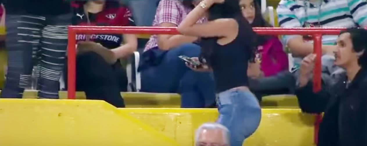 Mujer alborotó a seguidores en pleno partido de fútbol en México de la Liga MX