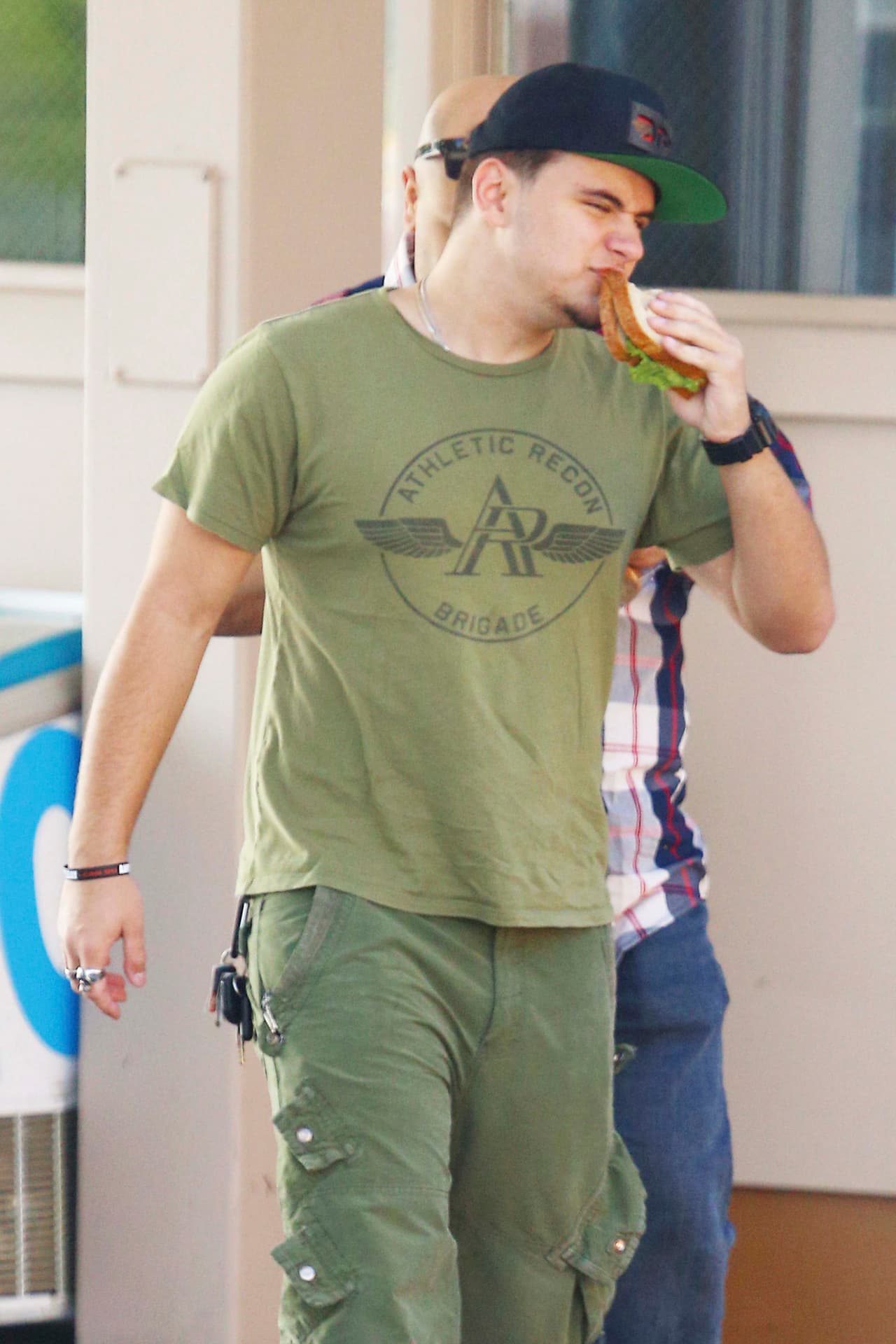 El hijo del fallecido rey del pop Michael Jackson, se comió un apetitoso sandwich con muchas ganas.