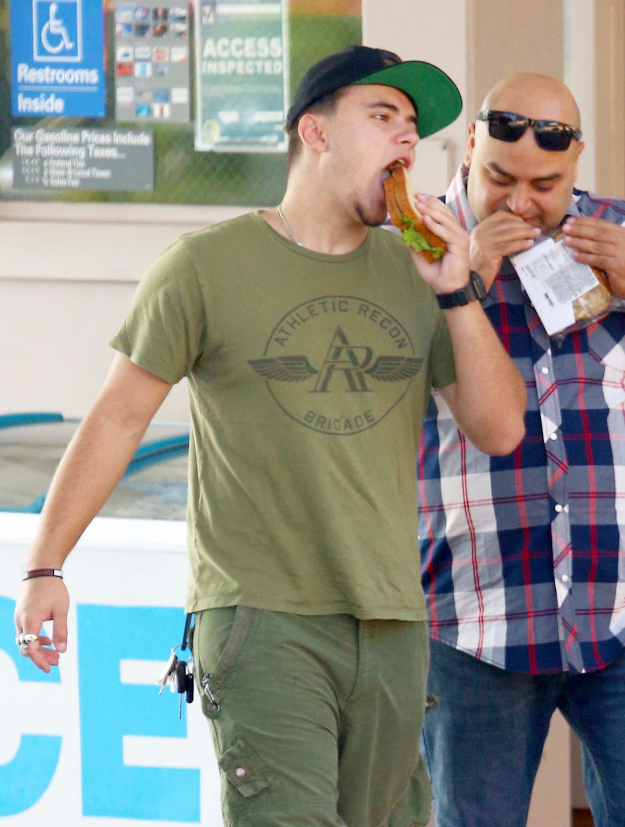 La lechuga desbordaba de su sandwich, y su amigo no dudó en hacerle segunda.