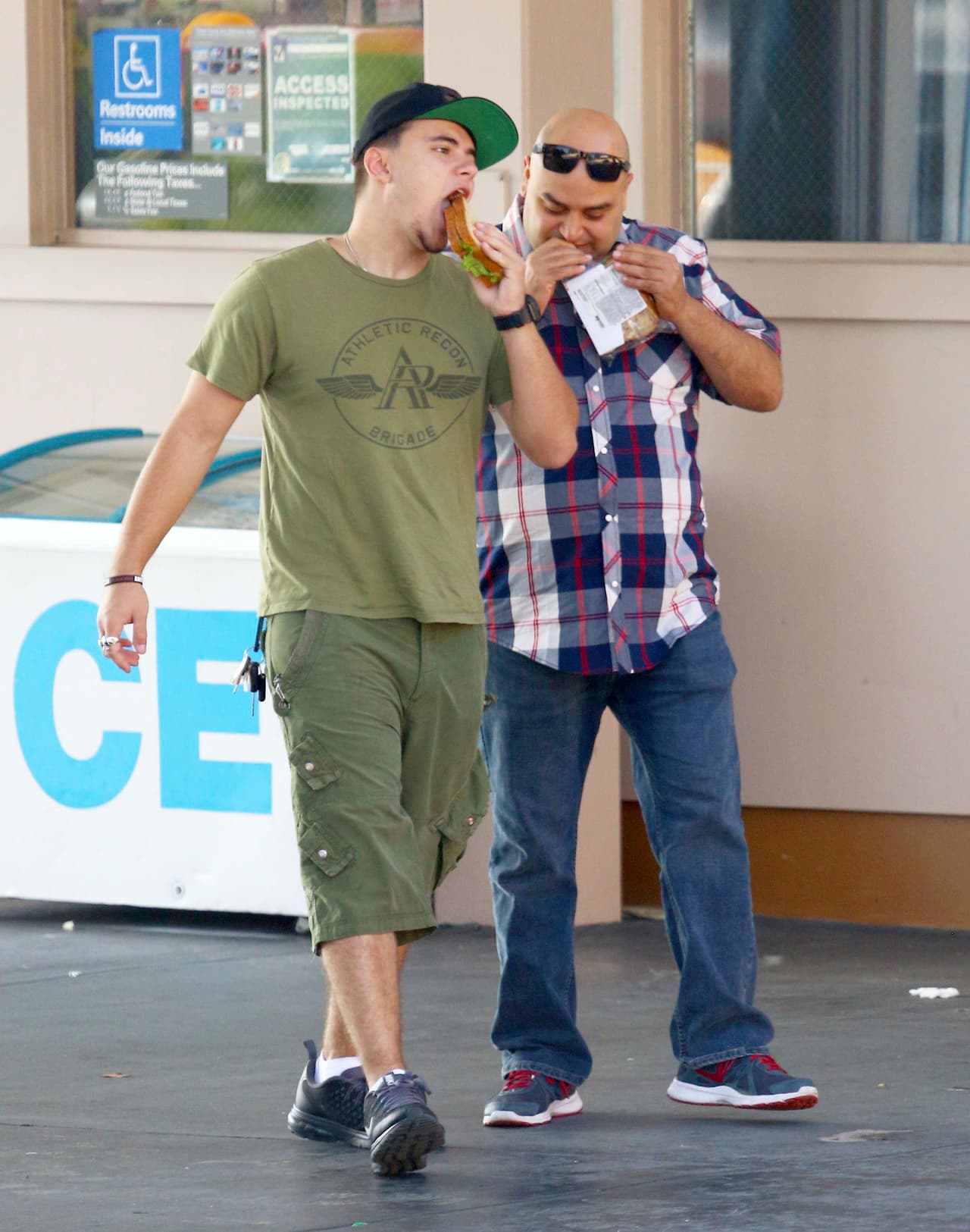 Prince quizá heredo el gusto por vestirse bien de su padre, pues aunque solo salió a comprar comida, combinó su atuendo.