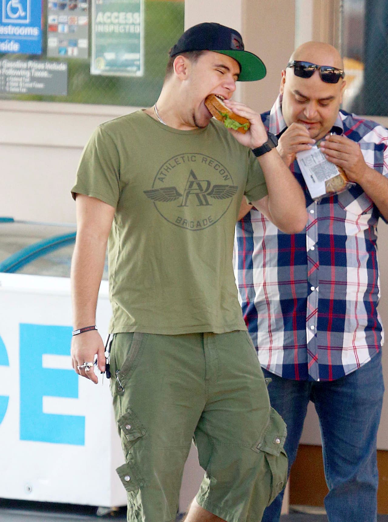 Al mayor de los Jackson no le importó que las cámaras lo cacharan, pues el tenía mucha hambre.