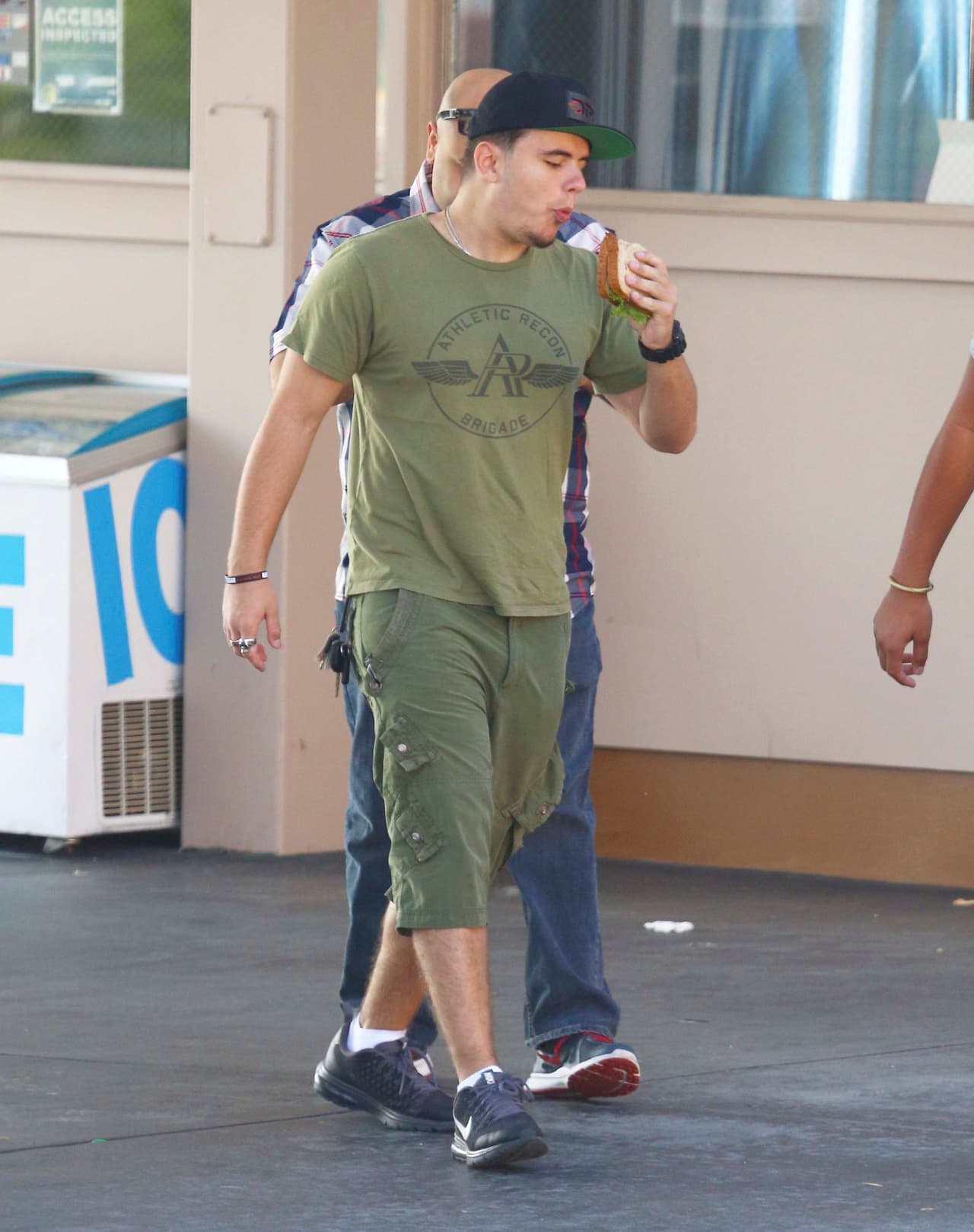 Prince Jackson se paseo por las calles de Calabasas, California con un amigo, cuando de repente se detuvo a comprar un sandwich.