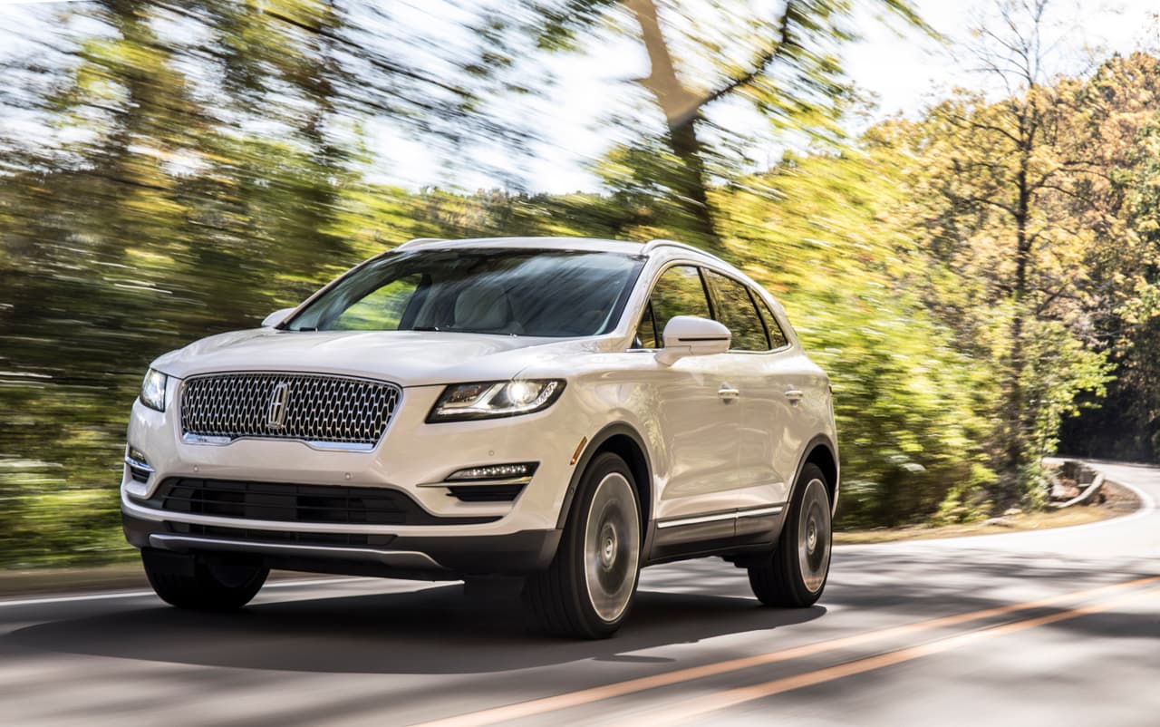 La Lincoln MKC 2019 viene equipada con un conjunto tecnológico de asistencia al conductor que incluye la 
<b>pre-asistencia de choque</b> con detección de peatón. Se trata de un sistema diseñado para reducir la severidad de los choques frontales y en algunos casos hasta evitarlos totalmente, incluso cuando hay peatones envueltos. El sistema utiliza cámaras, radares y sensores para 
<b>alertar al conductor </b>de la inminencia del golpe, si el conductor no toma ninguna medida el sistema aplica los frenos automáticamente.