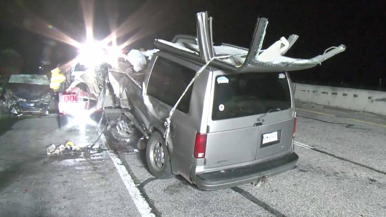 La van Toyota impactó a una Van Astro Chevrolet color plateado