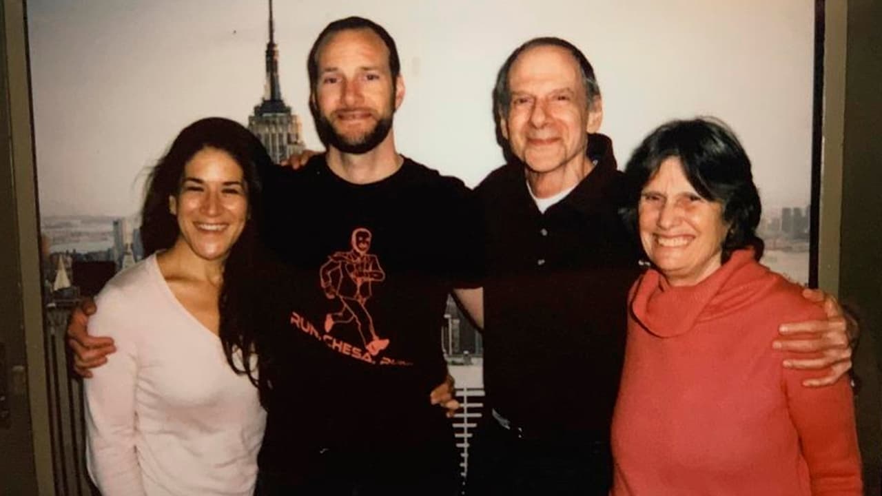 Chesa Boudin con su prometida, Valerie Block (izq), y sus padres David Gilbert y Katherine Boudin en la prisión de Wende, en Nueva York.