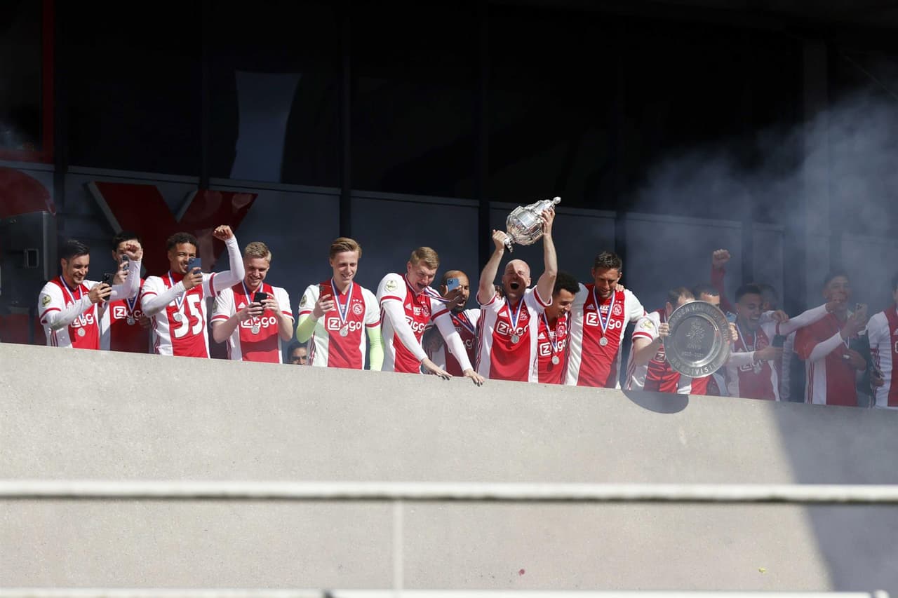 La escuadra de Erik Ten Hag suma su trigésimo quinto título de la Eredivisie en la historia del club y así se festejó en Amsterdam.