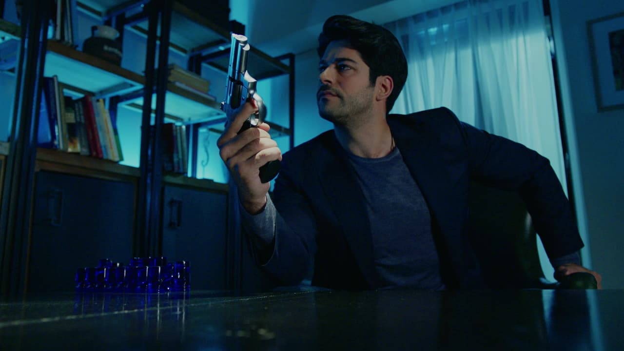 Cansado de las trampas de Emir, Kemal acudió a su casa a enfrentarlo, con un arma en la mano.