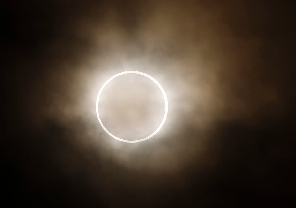 El
<b>eclipse solar anular, llamado “anillo de fuego”</b>, comenzará a ser visible en Estados Unidos alrededor de las 8:06 a.m., hora del Pacífico, comenzando en Eugene, Oregon y atravesando buena parte del suroeste del país, extendiéndose hasta poco después de la 1:33 p.m., horario central, de acuerdo con la NASA.