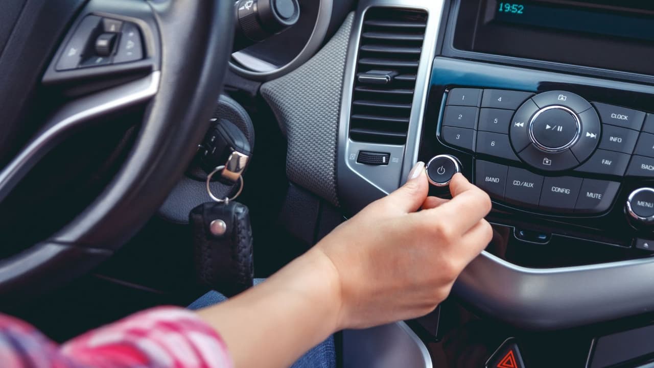 <b>Sistemas de sonido: Yourmechanic.com</b> afirma que
<b>Pensilvania </b>requiere que los conductores no reproduzcan los sistemas de sonido a niveles que una persona consideraría inusuales o excesivos, o que sean audibles a una distancia de 50 pies.
<br>