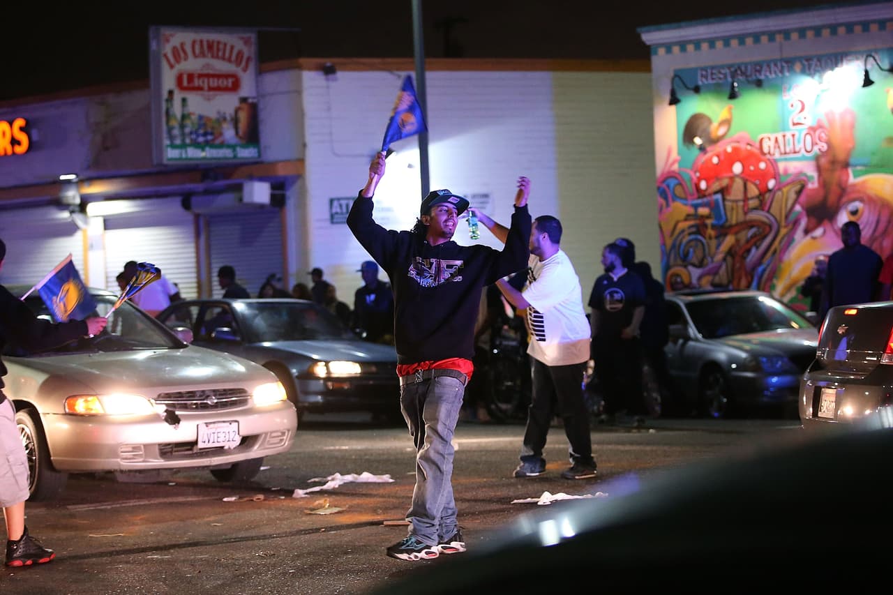 Fans de los Golden State Warriors celebraron en las calles de Oakland