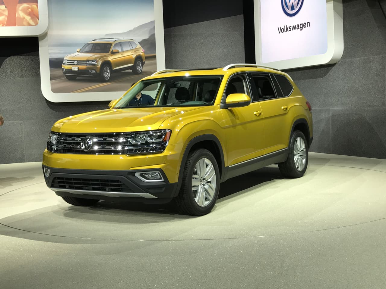 La
<a href="http://www.univision.com/noticias/volkswagen/esta-es-la-volkswagen-atlas-2018-fotos" target="_blank"><b>Volkswagen Atlas</b></a>, la primera crossover grande de la marca alemana cuyo que pudimos probar cuando aún era un
<b><a href="http://www.univision.com/noticias/volkswagen/con-su-proxima-suv-mediana-volkswagen-nos-dice-que-el-futuro-esta-en-las-camionetas" target="_blank">prototipo de desarrollo</a></b>, hizo su debut este mes en una ceremonia para los medios llevada a cabo en el famoso muelle de Santa Mónica en California. Es por esto que el
<a href="http://www.univision.com/noticias/auto-shows/los-angeles-auto-show"><b>Auto Show de Los Angeles</b></a> es el escenario donde va a ser vista por primera vez por una gran parte del público.
<br>