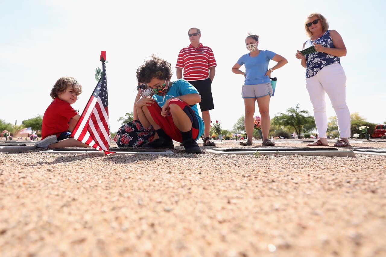 Esta familia sonorense visita el monumento conmemorativo de James L Sorensen en el 75 aniversario de la victoria.