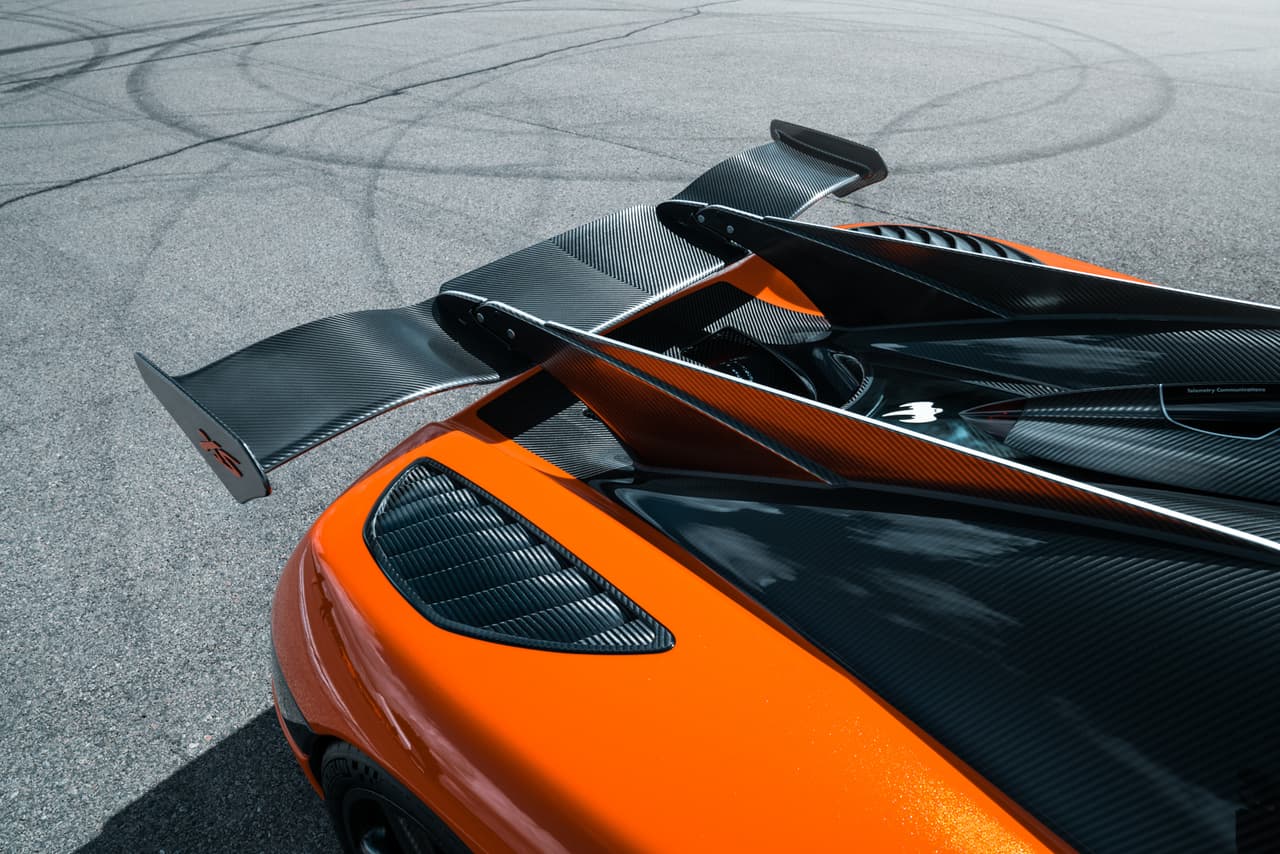 Su alerón trasero recuerda al que porta el 
<a href="http://www.univision.com/noticias/koenigsegg/imagenes-del-koenigsegg-one-1-fotos" target="_blank"><b>Koenigsegg One:1</b></a>, aunque es más amplio que aquel siendo sin duda el más extenso que hemos visto en el catálogo de este fabricante. La inclusión de este elemento ha sido solicitada por un cliente de la empresa y dueño de esta joya. Tanto este alerón trasero como la franja central son de fibra de carbono.