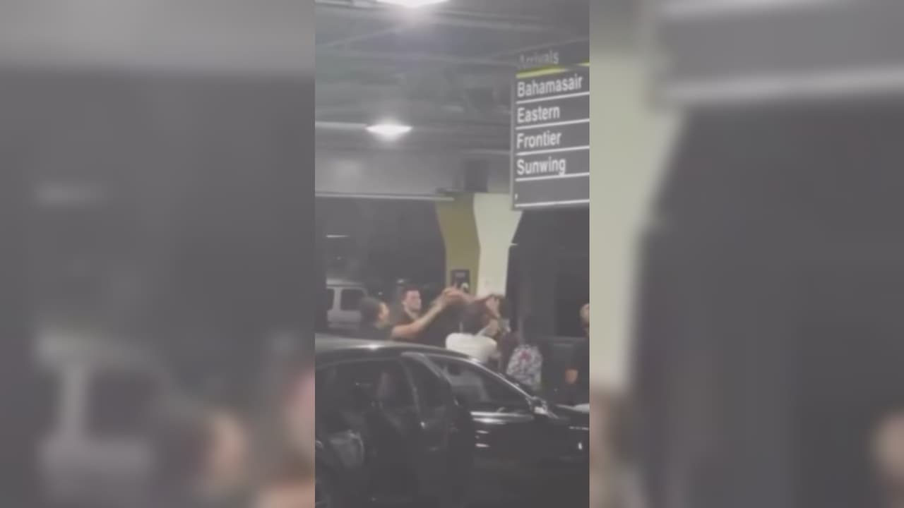 Captado en cámara: Caos provocado por pelea frente al Aeropuerto Internacional de Miami