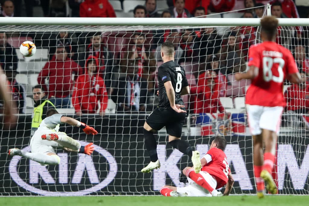 Y justo a los 40 minutos el serbio Luka Jovic definía así en el área para marcar el gol de la igualada para el Eintracht Frankfurt, en ese momento silenció al Estadio da Luz porque el equipo en desventaja numérica decía presente.