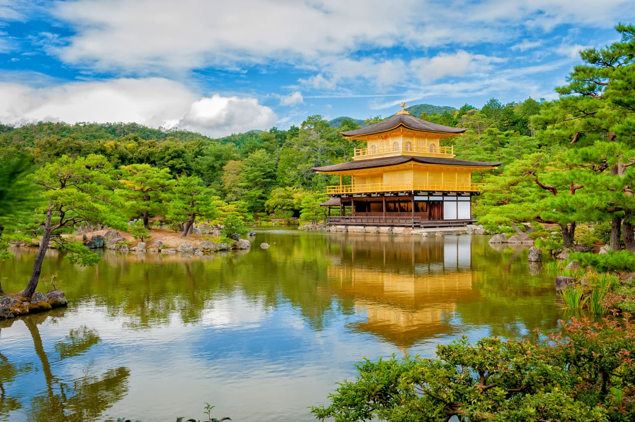 El valle es en realidad una elevada planicie cubierta por hierba compacta de color verde oscuro, como una enorme alfombra. En el lado norte de la planicie, hay un arroyo que atraviesa un cañón lleno de pinos, y recorre unos pocos kilómetros hasta que desaparece en un claro lago azul.