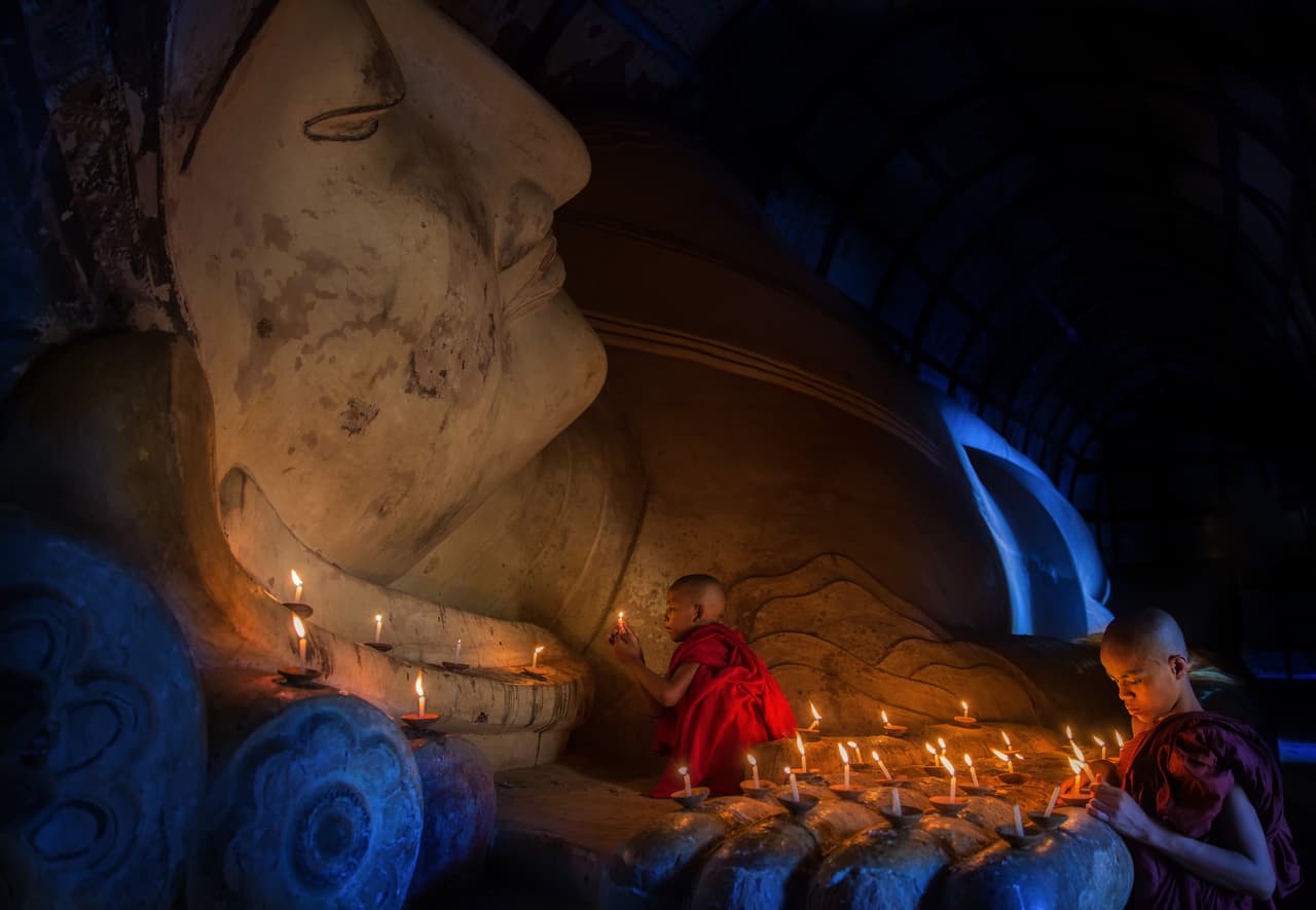 El primer Buda, Siddharta Gautama nació en el seno de una familia noble en Lumbiní, el reino de Kapilavatthu, una aldea del Terai (en el actual Nepal) que está a los pies de los montes Himalayas hace unos 2 600 años o sea unos seis siglos antes del nacimiento de Jesucristo.