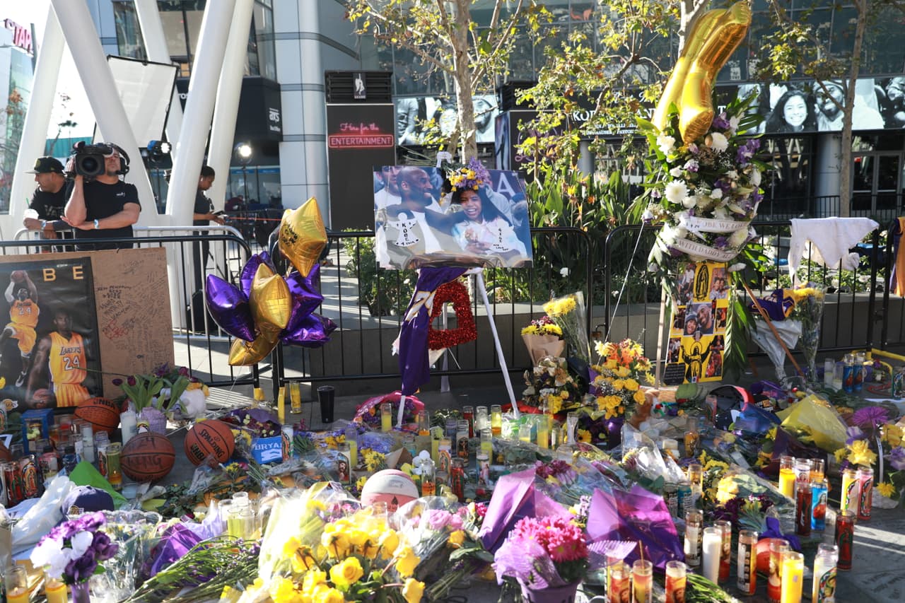 Fotos de 
<b>Kobe</b> con su hija 
<b>Gianna</b> se llevan la atención de los transeúntes.