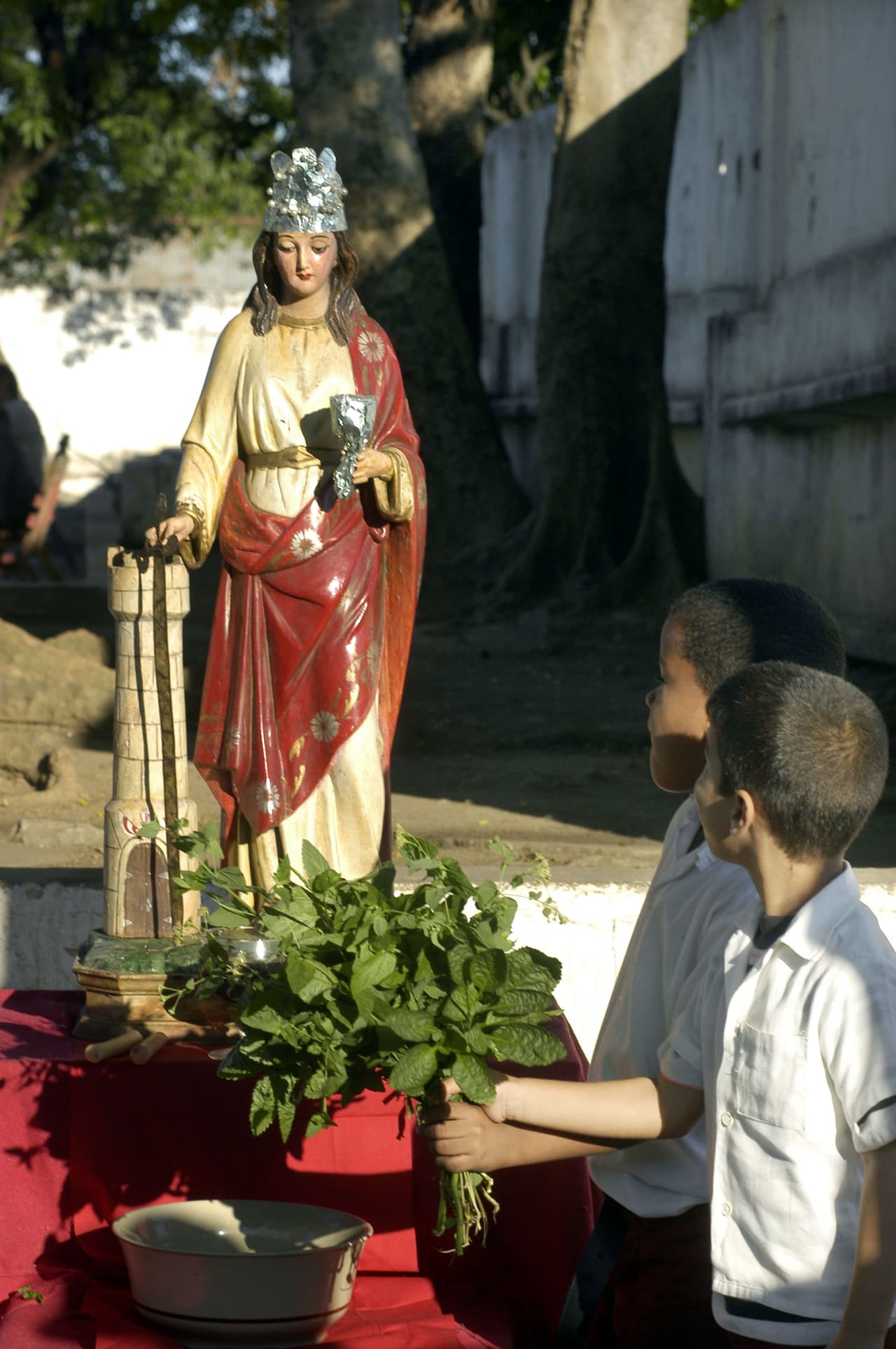 Mientras los lucumís se esforzaban por esconder su religión africana y sus prácticas mágicas, pronto se dieron cuenta que las deidades católicas que les querían inculcar en realidad eran bastante similares a sus dioses africanos, por lo que de ahí nació una mezcla o fusión religiosa conocida hoy como la Santería.