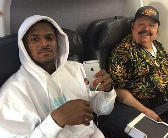 ‘El rey del acordeón’ y ‘El rey de los Texanos’ se encuentran y viajan juntos en un avión