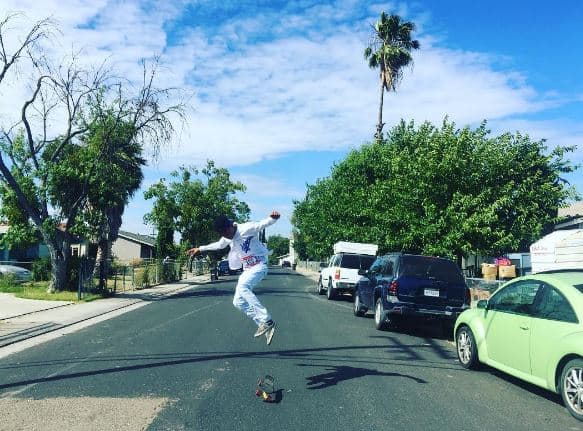 Abel es un chico muy activo. También disfruta montar en su patineta.