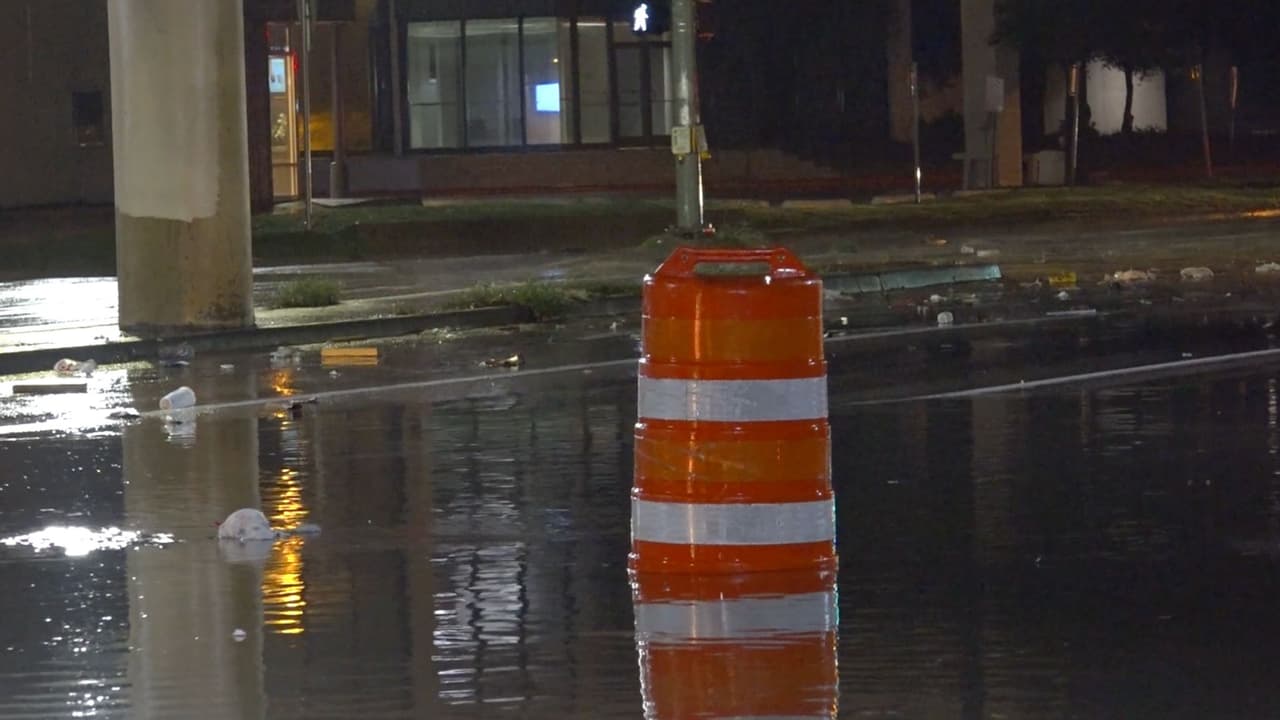 Las autoridades colocaron conos y varias señalizaciones en las vías que han estado inundadas tras el paso de las lluvias.