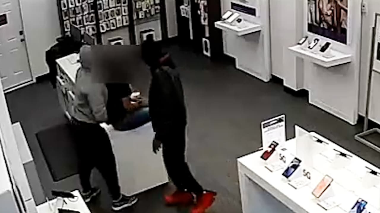 Sospechosos amenazan a empleada con arma y roban tienda de teléfonos celulares en Brooklyn